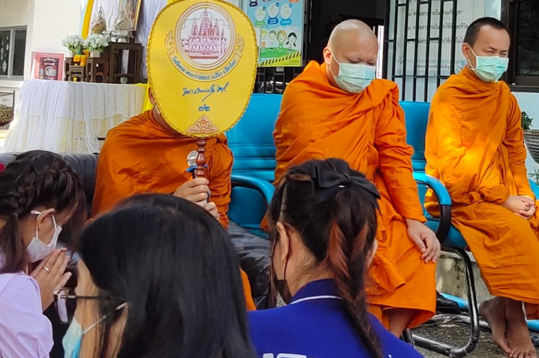 ร่วมกันทำบุญตักบาตร ถวายเทียนเข้าพรรษา