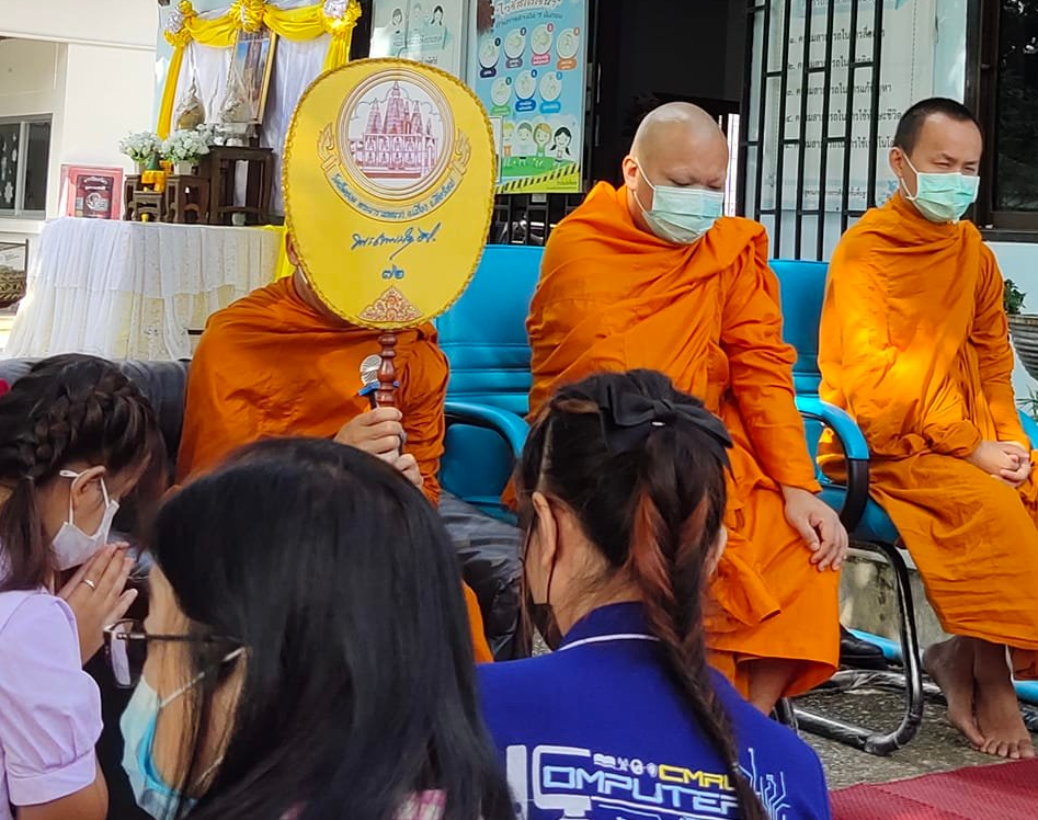 ร่วมกันทำบุญตักบาตร ถวายเทียนเข้าพรรษา